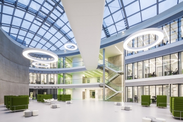 Pod střešním světlíkem atria je lávka, jejíž ocelová konstrukce o rozponu 18 metrů  je obložena Corianem