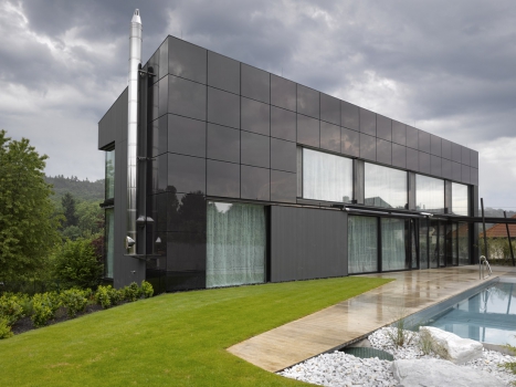 Dům v pražských Nebušicích je úsporný, má téměř minimalizovaný půdorys ve tvaru zkoseného obdélníku, směrem od ulice se zužuje