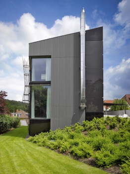 Fasádu tvoří předzvětraný titanzinkový plech se svislou vlnou