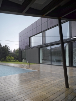 Okna s izolačními trojskly mají černě eloxované hliníkové profily s přerušeným tepelným mostem