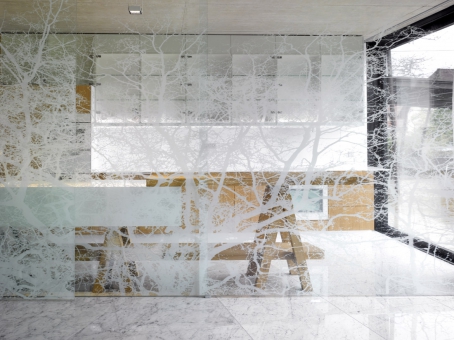 Sklo s bílým rostlinným ornamentem má funkci dělicího prvku, přesto dovoluje vnímat jeden prostor