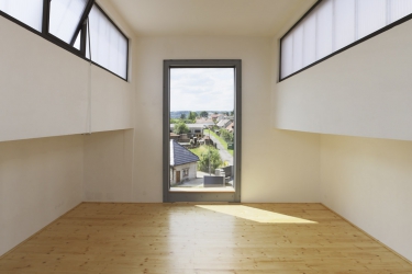 Z jednotlivých místností je výhled do okolí