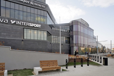 Navzájem propojené bloky se otevírají do veřejného prostoru a proporčně navazují na okolní zástavbu