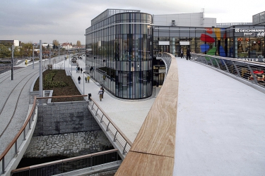 Ke spojení nákupního centra s okolím slouží lávka z Kateřinské ulice do druhého podlaží budovy