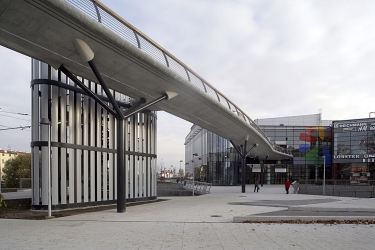 Ke spojení nákupního centra s okolím slouží lávka z Kateřinské ulice do druhého podlaží budovy