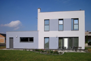 Moderní dvoupatrový rodinný dům s nosnou konstrukcí Skeletsystem