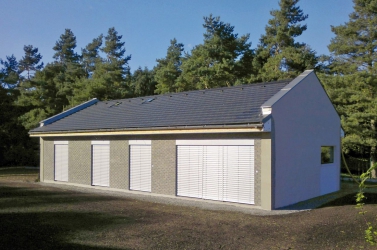 Bungalov s velkými prosklenými okny