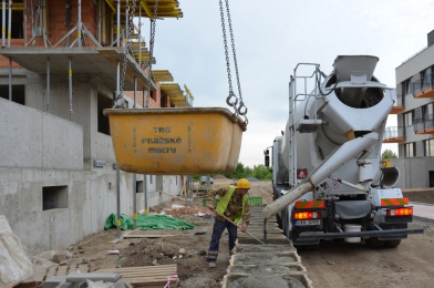 Skládání čerstvé malty z autodomíchávače do plastových kontejnerů