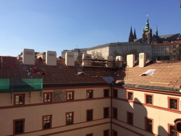 DELTA-FOXX na střeše bývalého Profesního domu Tovaryšstva Ježíšova na Malostranském náměstí, dnešní budově Matematicko-fyzikální fakulty Univerzity Karlovy. Celkem se uplatnilo cca 2000 m² pojistné hydroizolační fólie DELTA-FOXX pod zrekonstruovanou prejzovou střechou. Rekonstrukci provedla firma pana Petra Klaboucha.