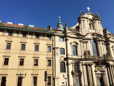 DELTA-FOXX na střeše bývalého Profesního domu Tovaryšstva Ježíšova na Malostranském náměstí, dnešní budově Matematicko-fyzikální fakulty Univerzity Karlovy. Celkem se uplatnilo cca 2000 m² pojistné hydroizolační fólie DELTA-FOXX pod zrekonstruovanou prejzovou střechou. Rekonstrukci provedla firma pana Petra Klaboucha.