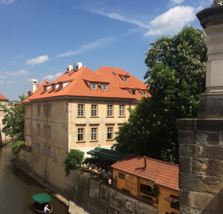 Zemědělský (Prašný) dvůr na Kampě; o ochranu tepelného izolantu se starají pečlivě zpracované fólie DELTA-MAXX PLUS, pojistná hydroizolace pod prejzovou krytinou a REFLEXX – vzduchotěsná vrstva na spodní hraně izolace. Rekonstrukci provedl Jiří Vrňata ml.