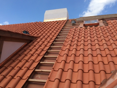 Zemědělský (Prašný) dvůr na Kampě; o ochranu tepelného izolantu se starají pečlivě zpracované fólie DELTA-MAXX PLUS, pojistná hydroizolace pod prejzovou krytinou a REFLEXX – vzduchotěsná vrstva na spodní hraně izolace. Rekonstrukci provedl Jiří Vrňata ml.