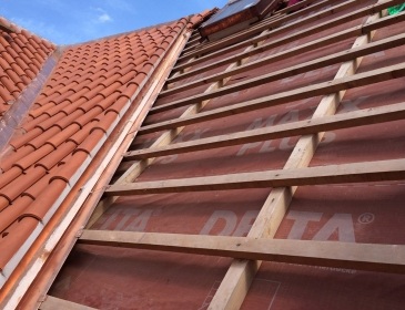 Zemědělský (Prašný) dvůr na Kampě; o ochranu tepelného izolantu se starají pečlivě zpracované fólie DELTA-MAXX PLUS, pojistná hydroizolace pod prejzovou krytinou a REFLEXX – vzduchotěsná vrstva na spodní hraně izolace. Rekonstrukci provedl Jiří Vrňata ml.