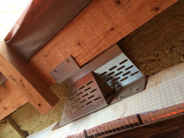 Zemědělský (Prašný) dvůr na Kampě; o ochranu tepelného izolantu se starají pečlivě zpracované fólie DELTA-MAXX PLUS, pojistná hydroizolace pod prejzovou krytinou a REFLEXX – vzduchotěsná vrstva na spodní hraně izolace. Rekonstrukci provedl Jiří Vrňata ml.