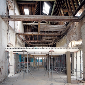 Panely SKYDECK – jejich menší rozměry jsou předností v omezených prostorech; zde je stropní bednění podepřené stojkami PEP