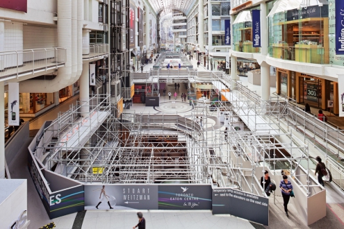 Lešení PERI UP při modernizaci Eaton Centra v Torontu zajistilo bezpečný pohyb návštěvníků; úpravy probíhaly za plného provozu