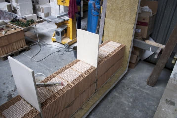 Obr. 3 Vzorek se zvýšenou požární odolností díky nenaplnění krajních dutin