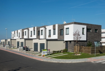 Obytný soubor Štěrboholy – 21 řadových rodinných domů ve třech řadách