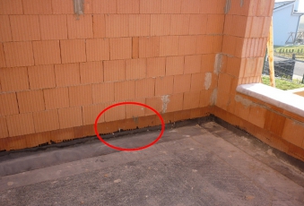 Obr. 7: Vzlínání vody zastaví první ložná spára