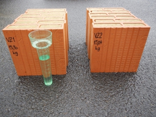 Obr. 9: Test nasákavosti simulující zmoknutí na stavbě