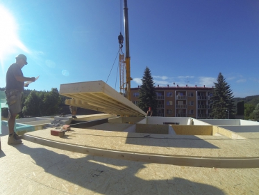 Pokládání stropních panelů