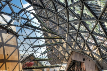Ústřední prostor belgického pavilonu pod monumentální kopulí