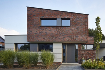 Vstupní zóna rodinného domu s blokovými okny ze systému Schüco AWS 75 BS.SI a vchodovými dveřmi za systému Schüco ADS 75.SI s biometrickou čtečkou otisků prstů Schüco Fingerprint