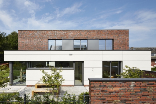 Na žádost klienta byly použity přírodní stavební materiály. Výsledná kombinace sestává z kabřincových cihel, fasády z vláknocementových desek a elegantních hliníkových profilů