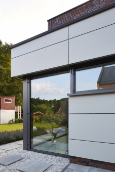 ) Rohové pevné zasklení v přízemí s izolačním trojsklem, které tepelné ztráty snižuje na minimum