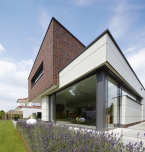 Pevné zasklení v kombinaci s bezbariérovými otvíravě sklopnými okenními dveřmi pro pohodlný pohyb mezi interiérem a exteriérem