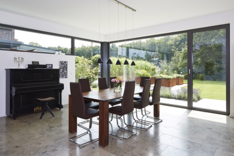 Z jídelny orientované na jih mají obyvatelé domu krásný výhled do zahrady i přilehlého lesíku