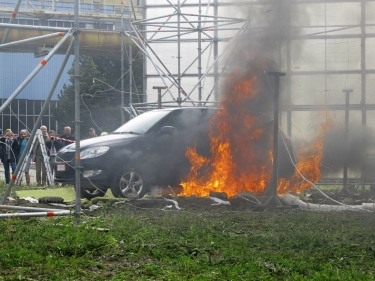 Obr. 1: Každý předmět, například osobní automobil, uvolňuje v libovolném okamžiku procesu hoření teplo (1a). Tento trend lze popsat křivkou rychlosti uvolňování tepla HRR (1b, graf je ilustrativní) [21].