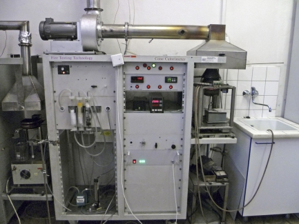 Obr. 4: Zkušební aparát kónického kalorimetru; a – přístroj v Technickém ústavu požární ochrany Ministerstva vnitra České republiky v Praze-Modřanech (TÚPO); b – schéma