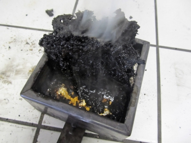 Obr. 5: Zkušební vzorek materiálu Stered o rozměrech 100x100x50 mm osazený v upevňovacím rámu; a – před zkouškou; b – po zkoušce