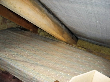 Obr. 12: Neprší a přece teče voda po fólii