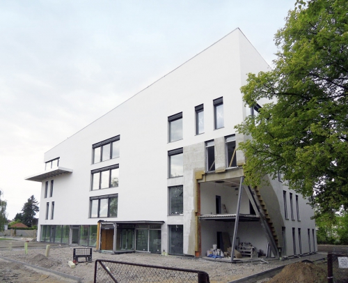 Obr. 2: Objekt po dokončení fasády před montáží proskleného rohu