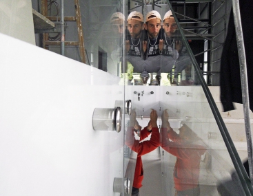 Obr. 3, 4: Montáž zábradlí z bezpečnostního skla 