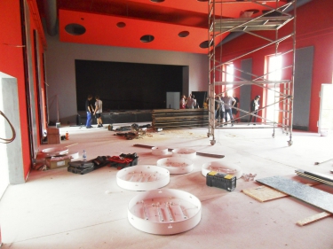 Obr. 5: Příprava na montáž LED svítidel ve víceúčelovém sále