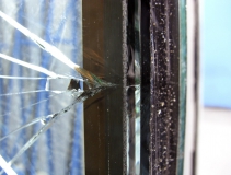 Obr. 1: Příklady prasknutí skel – trhlina může být samostatná, rozvětvená či vějířovitá