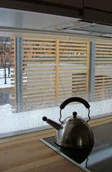 Obr. 2: Chybné umístění konvice způsobilo prasknutí skla