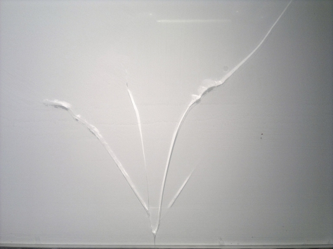 Obr. 3: Použití nevhodného typu skla jako obkladu za varnou deskou