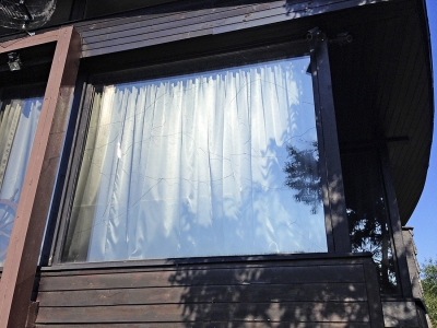 Obr. 4: Umístění předmětů či závěsů ovlivňuje teplotu působící na skla