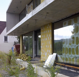 Obr. 5, 6: Nesprávné skladování materiálu příliš blízko skla