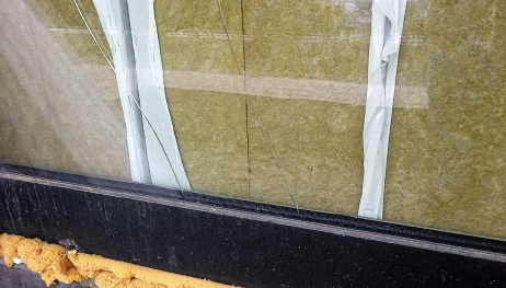 Obr. 5, 6: Nesprávné skladování materiálu příliš blízko skla