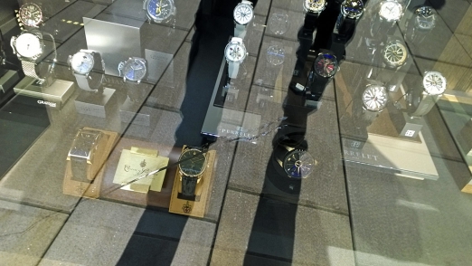 Obr. 7, 8: Skleněná tabule prasklá následkem nerovnoměrného zahřívání 