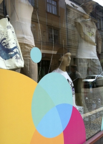 Obr. 7, 8: Skleněná tabule prasklá následkem nerovnoměrného zahřívání 