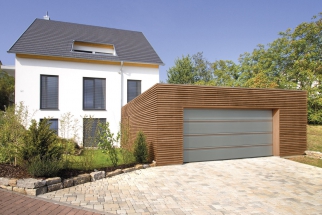 Sekční vrata LPU a trojitá drážka T s dřevěným dekorem vloženým do drážky