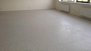 Elektrostaticky vodivé podlahové krytiny se systémovým řešením Thomsit