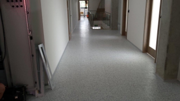 Elektrostaticky vodivé podlahové krytiny se systémovým řešením Thomsit