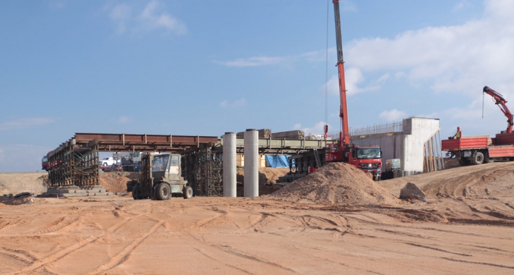 Na novém úseku D11 již rostou mosty